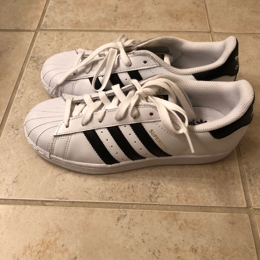 Perfect Adidas superstar, size 6